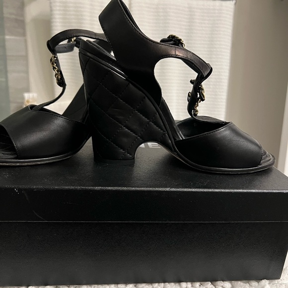 Chanel sandals, authentic lamb skin sandals in black and iconic antique gold - Picture 15 of 15